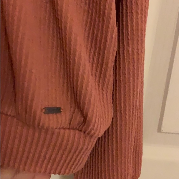 NWOT;HOLLISTER T-SHIRT! - Picture 3 of 5